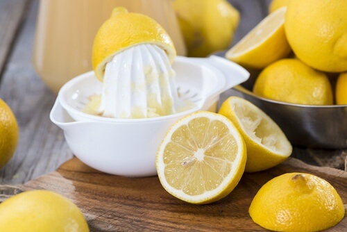 Zitrone und Gelatine für eine Gesichtsmaske