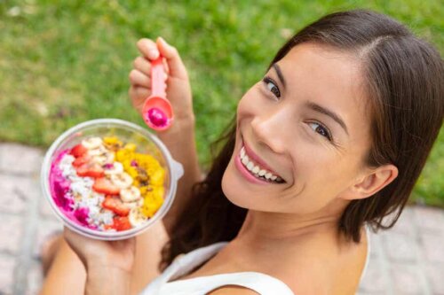 Bauchfett eliminieren - Frau isst Fruchtsalat