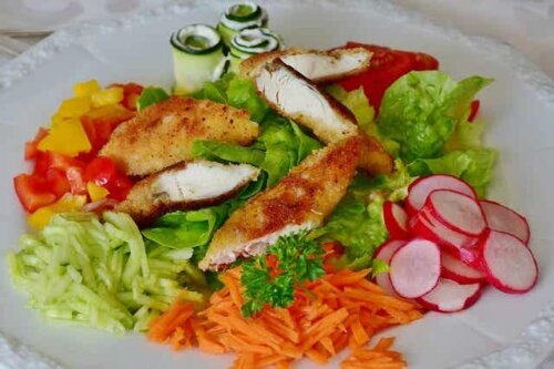 Hähnchenbrust mit Salat