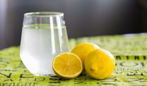 Leberentzündungen-Zitronensaf t- Krug mit Zitronenwasser