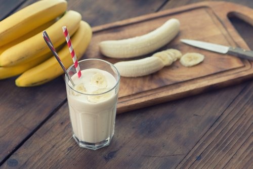 Ein süßer Bananenshake schmeckt lecker und ist gesund