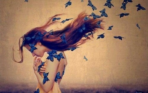 Frau mit blauen Schmetterlingen fühlt Reue