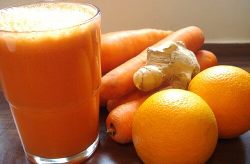 Mixgetränk mit Orange und Karotten