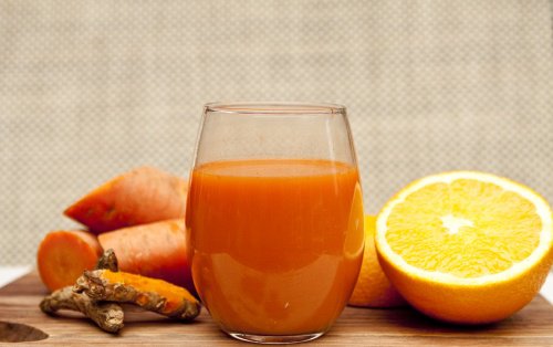 Entgiftendes Mixgetränk mit Orangen, Karotten und Ingwer