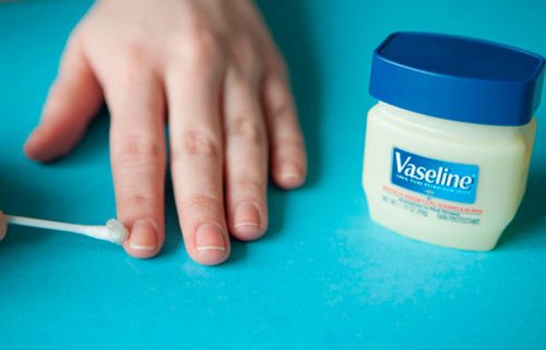 Vaseline für schöne Fingernägel