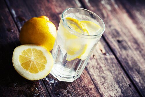 Zitronenwasser gegen Cellulite