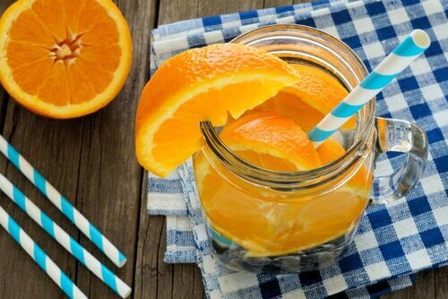 erfrischendes Mixgetränk mit Orange