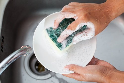 Abflussrohre reinigen um schlechte Gerüche zu entfernen