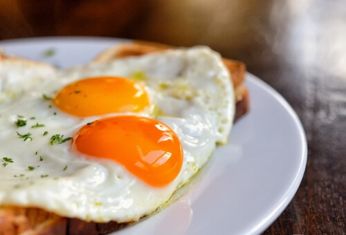 Eier zum Frühstück? Klar! Wir haben 2 Ideen Eier zum Frühstück? Klar! Wir haben 2 Ideen