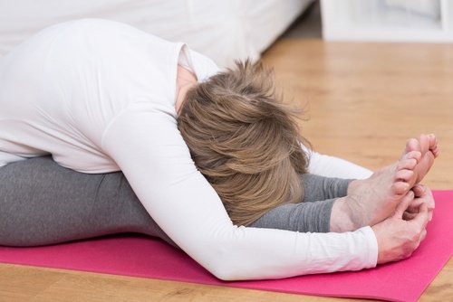 Frau macht Übungen für gerade Körperhaltung