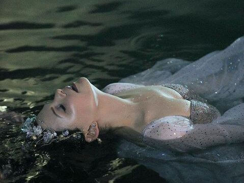 Frau mit Depression im Wasser