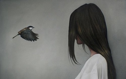 Frau und fliegender Vogel der Veränderungen bringt