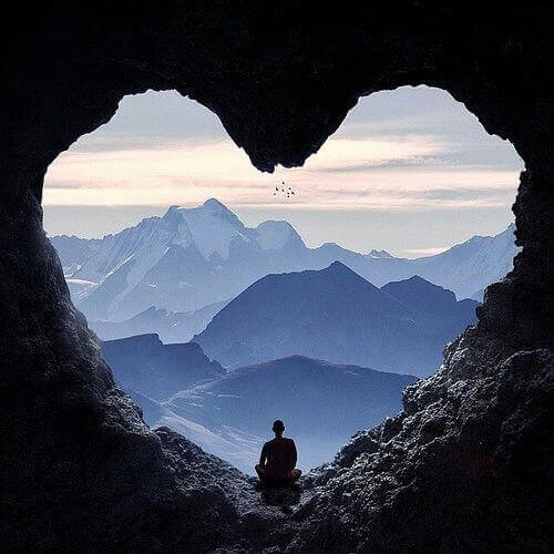 Mann in einer Herzhöhle beobachtet die Erde