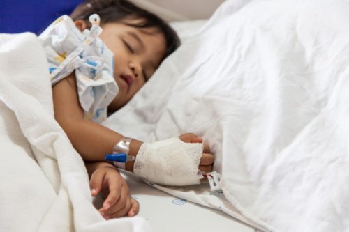 Kind im Krankenhaus wegen Mandel