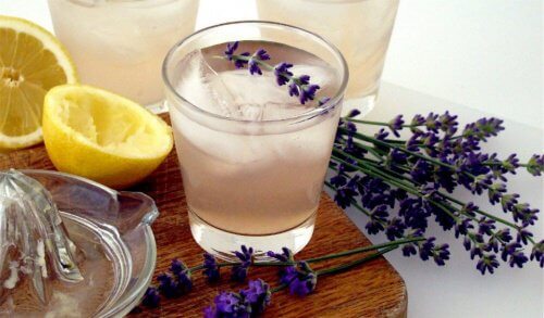 Lavendellimonade zur Entspannung des Gemütes und Linderung der Kopfschmerzen Lavendellimonade zur Entspannung des Gemütes und Linderung der Kopfschmerzen
