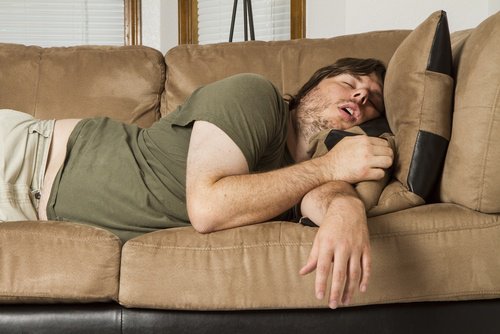 Mann schläft auf Sofa Hände schlafen ein