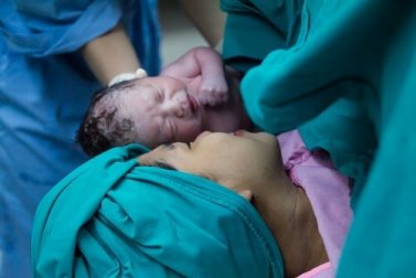 Seeding: Bakteriendusche für Kaiserschnitt-Babys