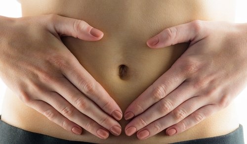 Frau hält ihren Bauch