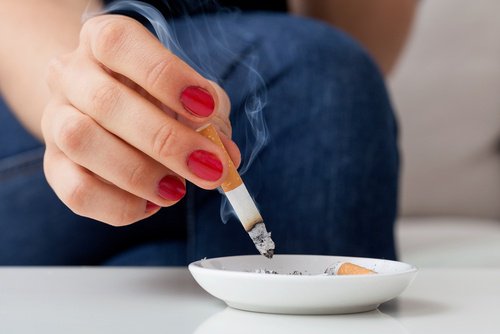Frau mit Zigarette hat höheres Risiko für Gebärmutterhalskrebs