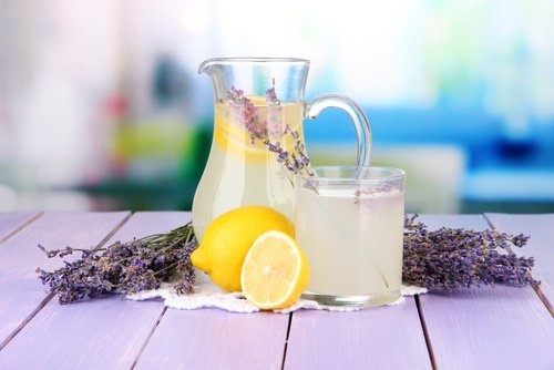Zubereitung von Lavendellimonade