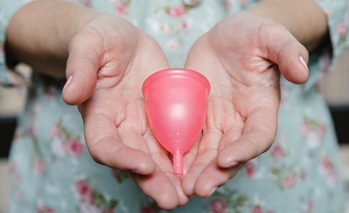 Frau mit Menstruationsbecher