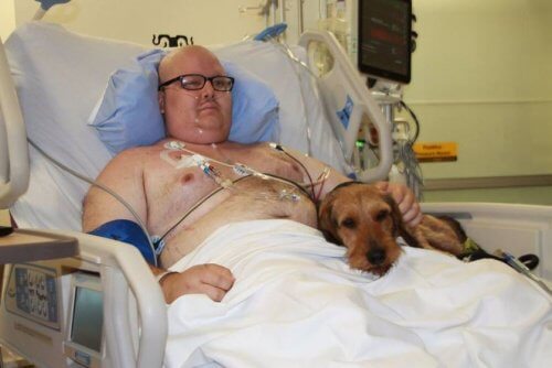 Mann mit Hund im Krankenhaus