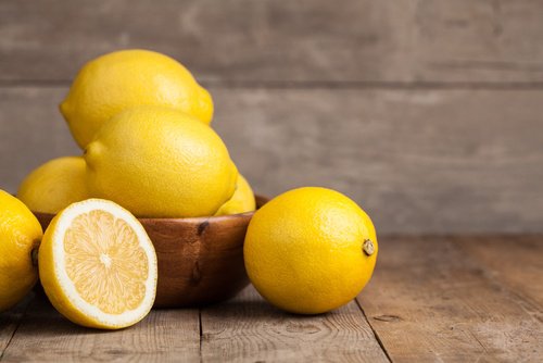 Zubereitung und Eigenschaften von Zitronensaft