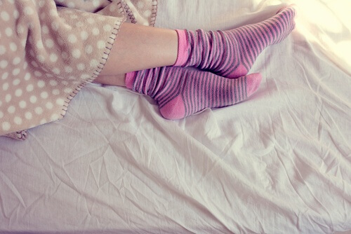 Socken im Bett sind gemütlich