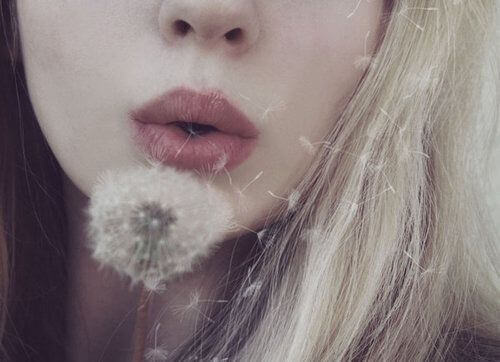 Frau mit Pusteblume will handeln