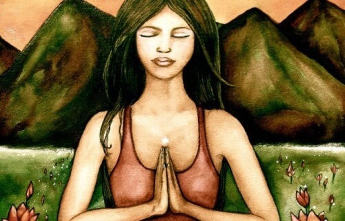Frau betet vor einem Berg