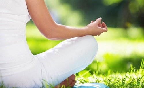 Frau praktiziert Yoga gegen Angstzustände