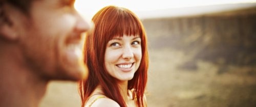 Frau schaut verliebt und will Sex