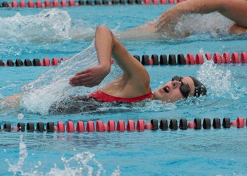 schwimmende Frau für straffe Oberarme