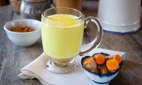 Getränk mit Ingwer, Kurkuma und Cayenne-Pfeffer
