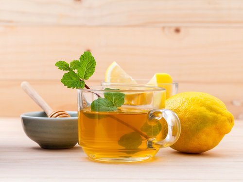 Tee mit Zitrone gegen Verdauungsprobleme