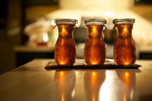 Zubereiteter Honigsirup gegen Verdauungsprobleme