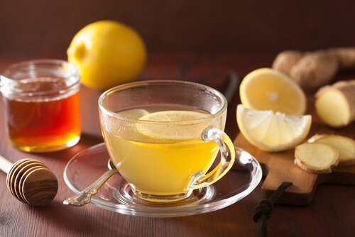 Tee mit Ingwer und Zitrone gegen verstopfte Nase