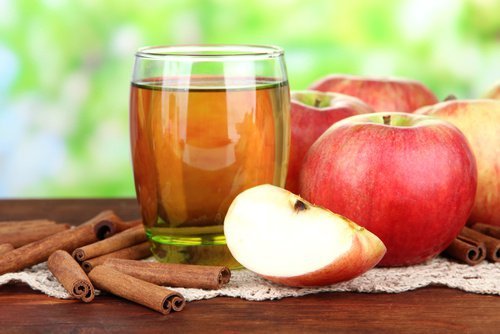 Apfelsaft mit Zimt als Getränk