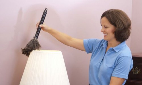 Lampen reinigen, um schlechten Geruch im Schlafzimmer zu vermeiden