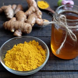 Lecker und entzündungshemmend: Kurkuma-Honig!