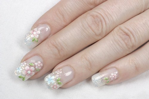 Mit Blumen lackierte Acrylnägel