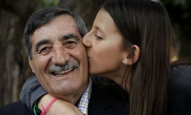 Mädchen rettet Großvater nach einem Herzinfarkt