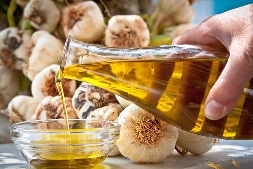 Olivenöl und Knoblauch gegen Krampfadern