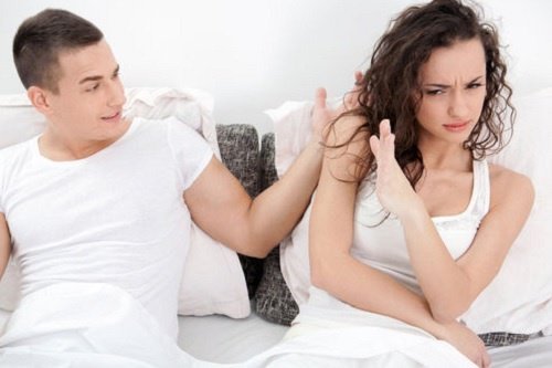Pärchen im Bett hat Probleme wegen Hormonstörungen