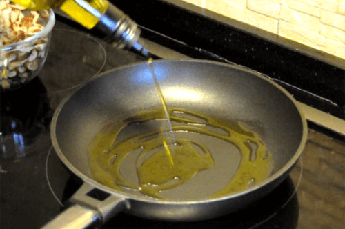 Öl beim Braten statt Butter um den Cholesterinspiegel zu senken