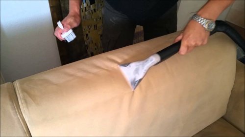 Reinigung der Sitzmöbel, um schlechten Geruch im Schlafzimmer zu vermeiden