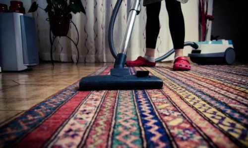 Teppichreinigung, um schlechten Geruch im Schlafzimmer zu vermeiden