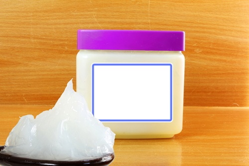 Vaseline zur Pflege von Holzmöbeln