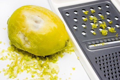 Zitronenschale auf Reibe