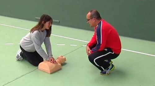 Mädchen mit Sportlehrer